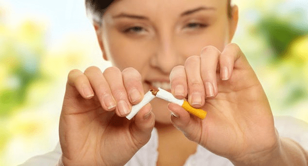 dievča si zlomí cigaretu a zbaví sa závislosti